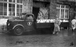 En av Nordmøre Meieries lastebiler på kaia 
er lastet med me