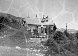 Reprofoto av et litt avidesliggende bolighus.
 Legg også mer