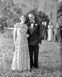 Portrett av Liv f. Westavik og Jan Tømmervåg,
 brudgommens n