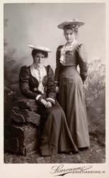 Gruppebilde av to unge kvinner. Fotograf er Simonæs. Serien 