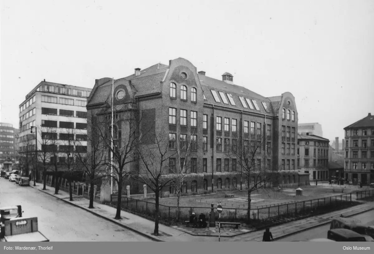 Vaterland skole (Oslo elementærtekniske skole), skolegård, bygårder, kontorbygning