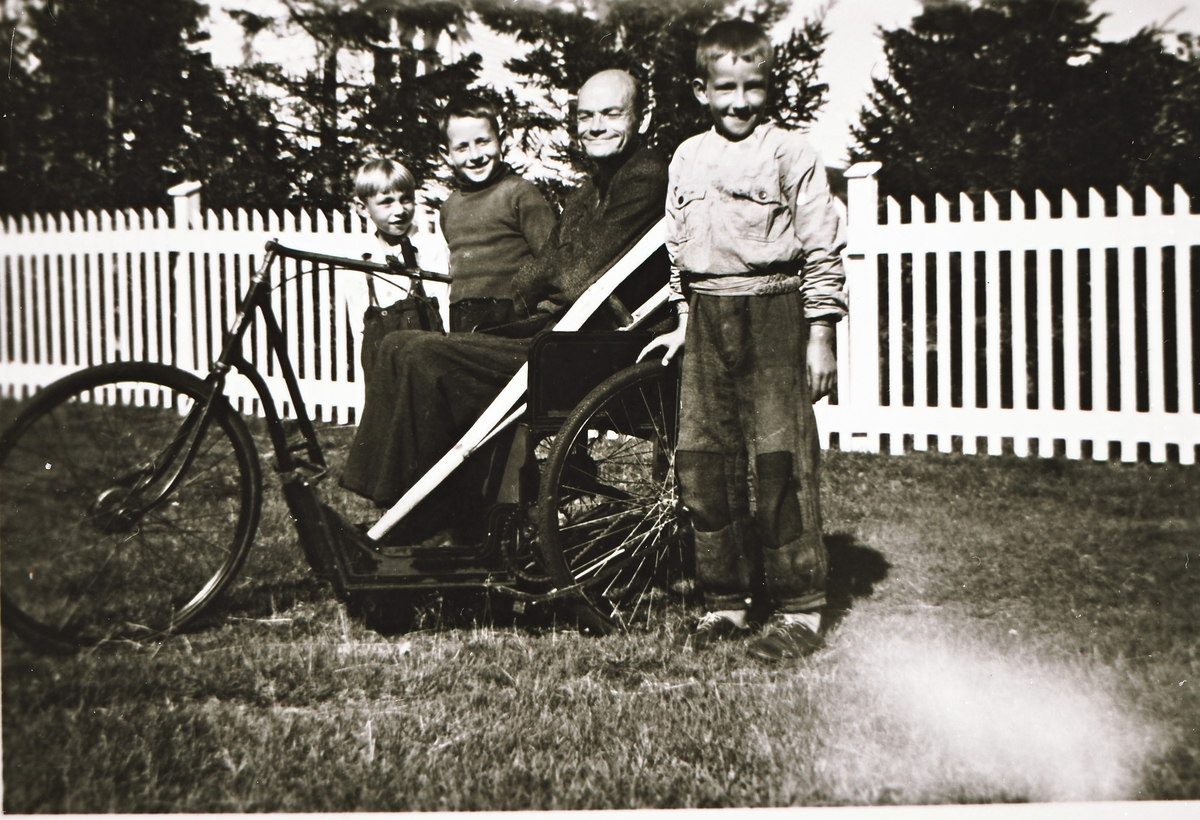 Einar Heimtun, Arnold Hakvåg. Andreas Enoksen på sykkel for funksjonshemmede, Ragnar Karlsen. Bildet tatt i Valvåg ca. 1943.