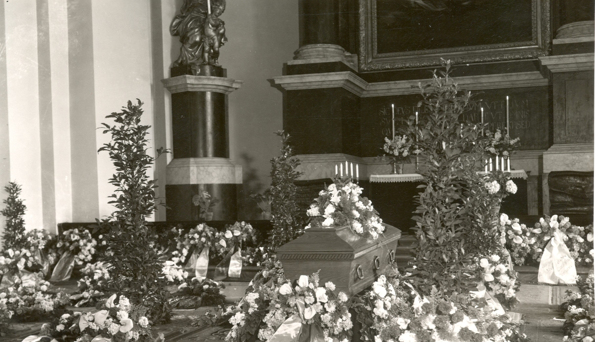 Domkyrkan i Kalmar.
Warholms begravning 1942.