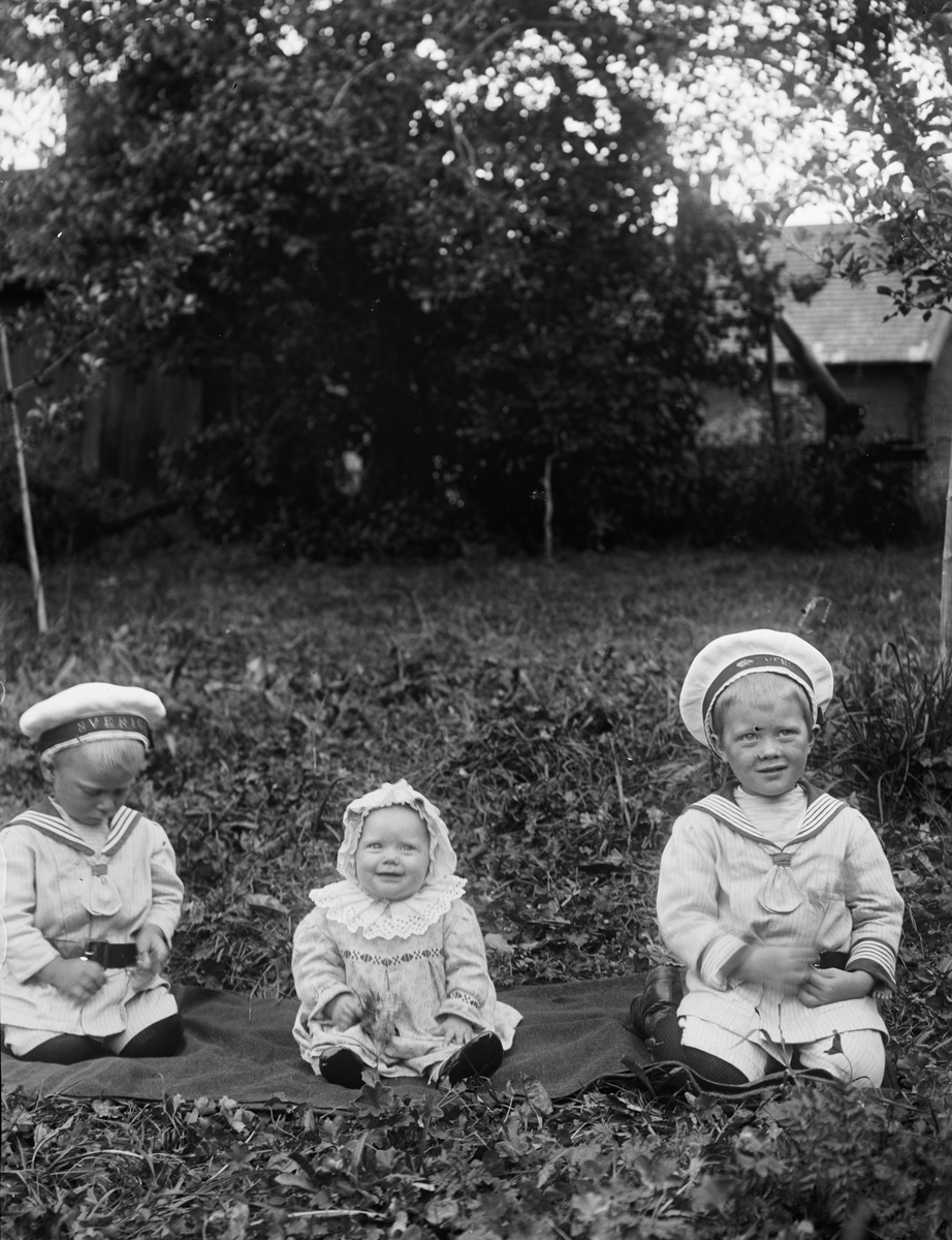 "Edvard Fredriksons barn Lillan glad", Uppland 1919