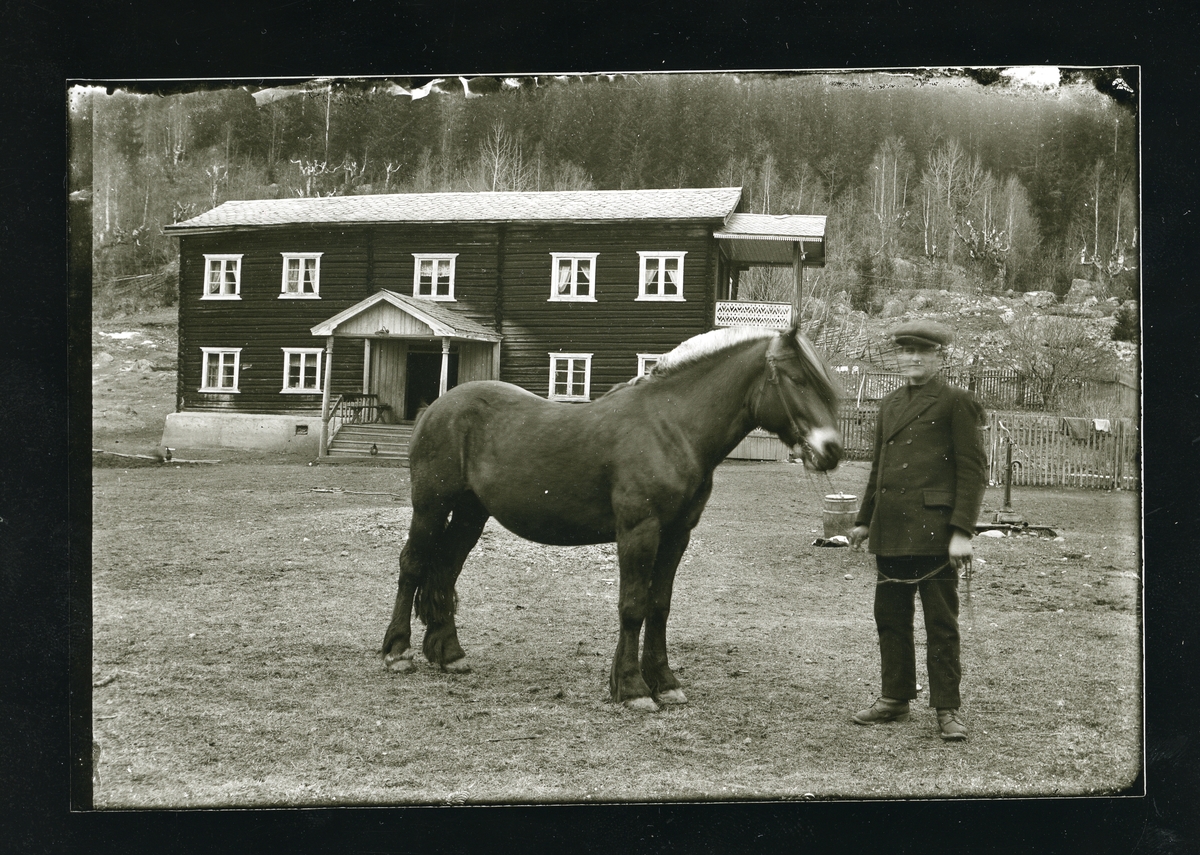 Ola T. Langedrag sammen med hesten sin på tunet i Langedrag.