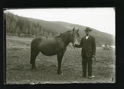 Tomas O. Langedrag med hesten sin.