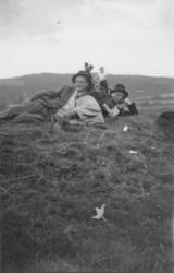 Idar Svartvand og Jonas Bergsrønning på gresset.