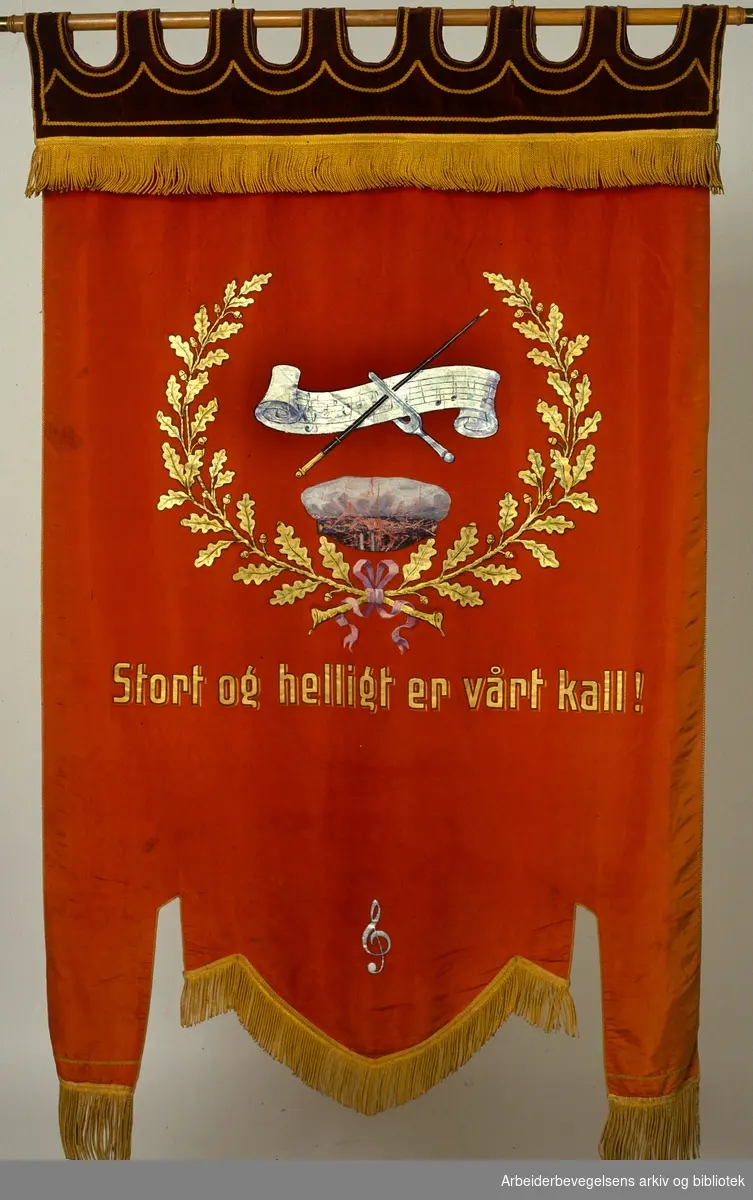 Oslo arbeidersangerforbund.Stiftet 10. desember 1919..Bakside..Fanetekst: Stort og helligt er vårt kall!