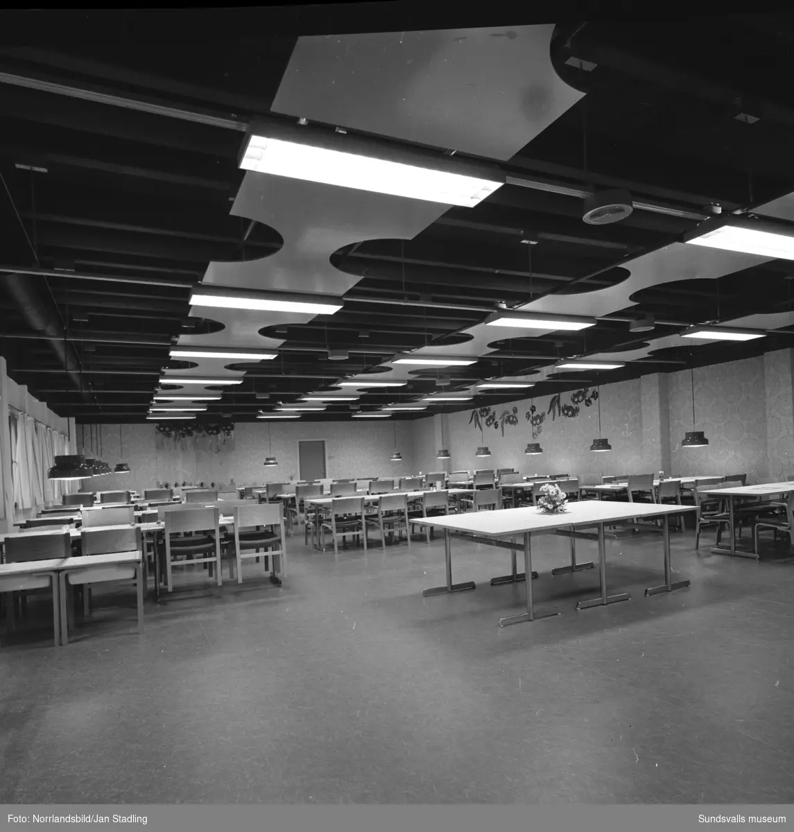 Matsalar och centralkök vid Sundsvalls sjukhus, fotograferat för tidningen Traktören.