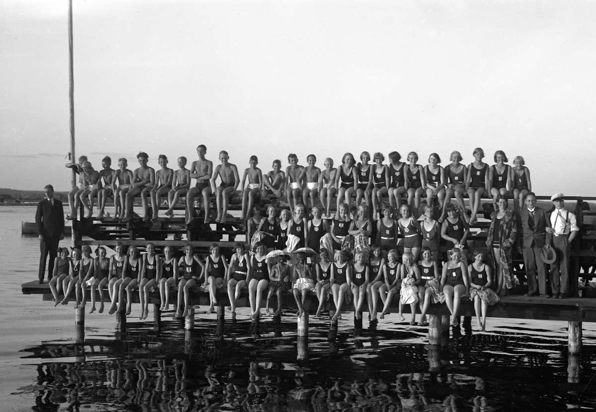 Simmarnde ungdomar på badanläggningen "badholmen" belägen i vattnet utanför Kanikenäsets sydöstra udde. Bilden tagen 1930.
