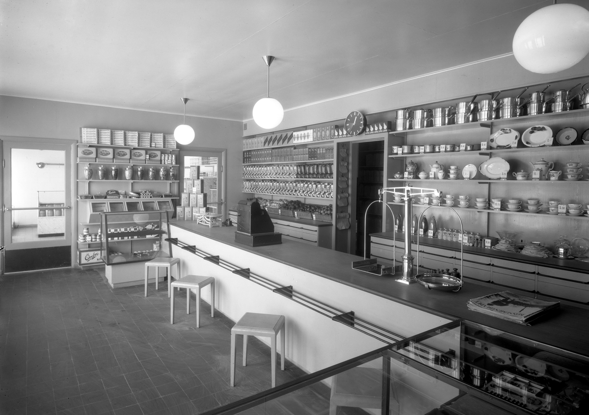 Interiör från en kooperativ butik i Skoghall år 1933.