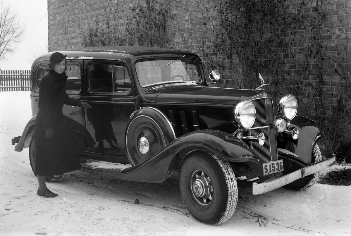 Ung dam med Chevrolet på en bild från 1934. Bilen kommer troligen från Geijers Motoraffär, agent för GM i Karlstad.