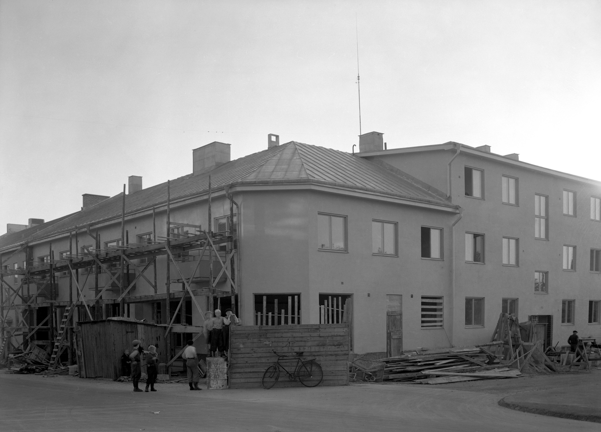 Kooperativa bygger bostäder och butik i hörnet Herrhagsgatan–Geijersgatan 1938.