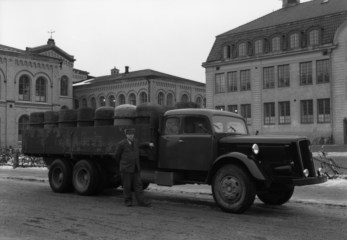 Lastbil levererad av Motoraktiebolaget. Bilden tagen 1936. Se kommentar.