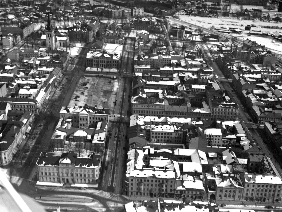 Vy över centrum österut år 1935. Oskarpt original.