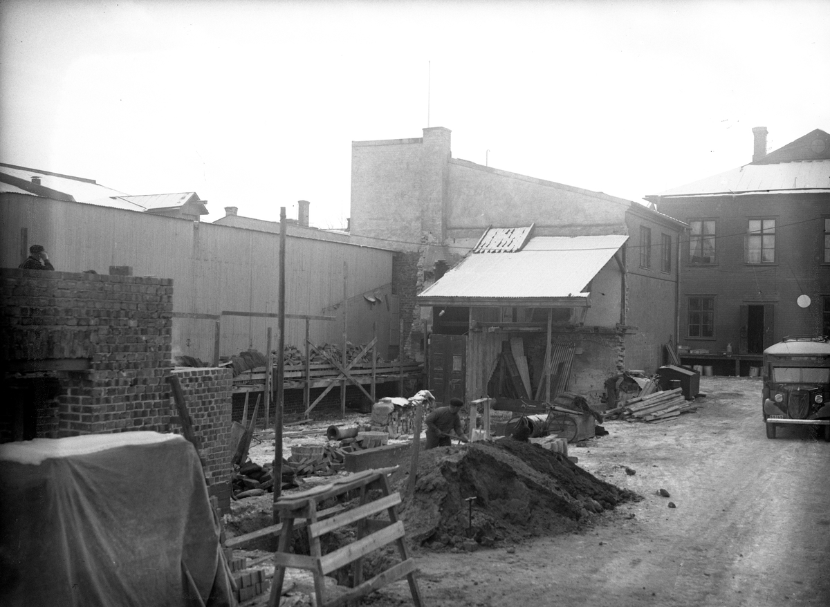 Nybygge på tomten Norra Strandgatan 17 i samband med flytt av busscentralen från Herrgårdsgatan till nuvarande bibliotekstomten. Bilden togs 1937.