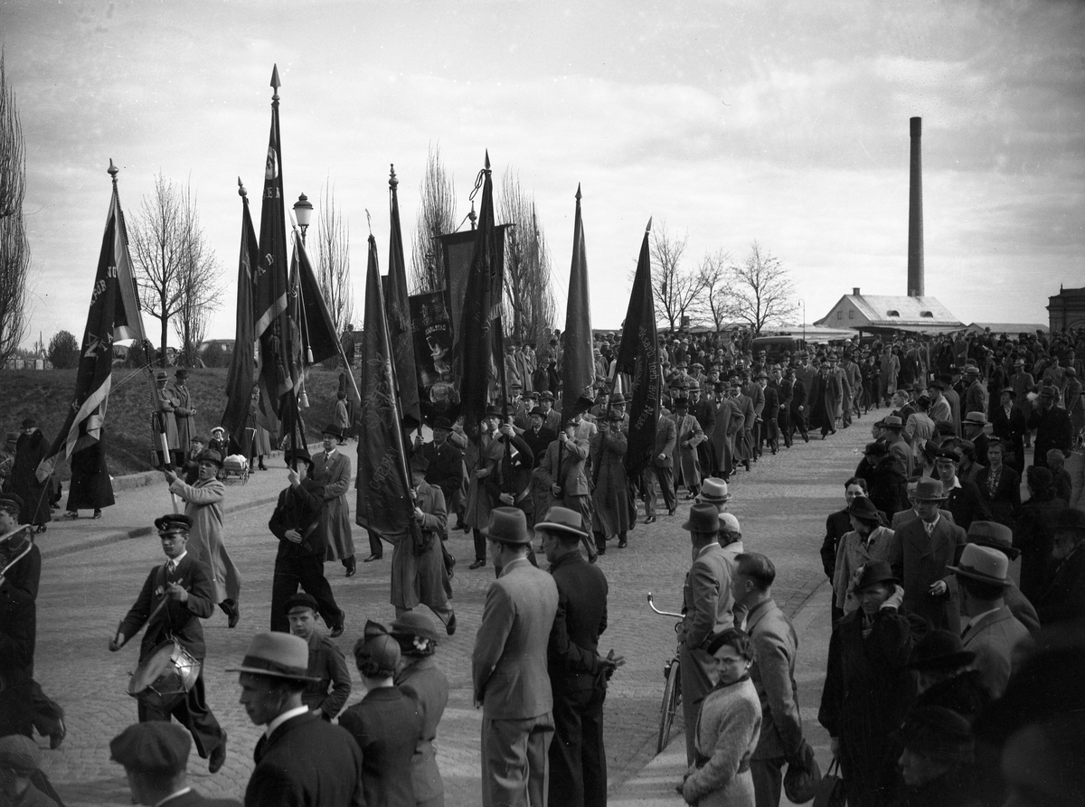 Socialdemokraternas demonstrationståg 1 maj 1938 lämnar Hamntorget på väg in mot centrum.