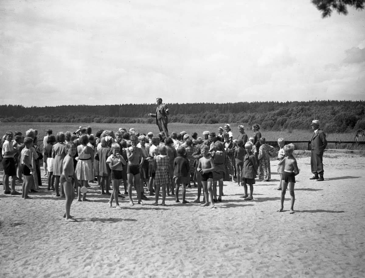 Karlstad stads barnläger vid Alsters strandbad år 1940. Den ursprungliga förlagan till senare tids Bomstads-, Örsholms- och Sundstaläger.
