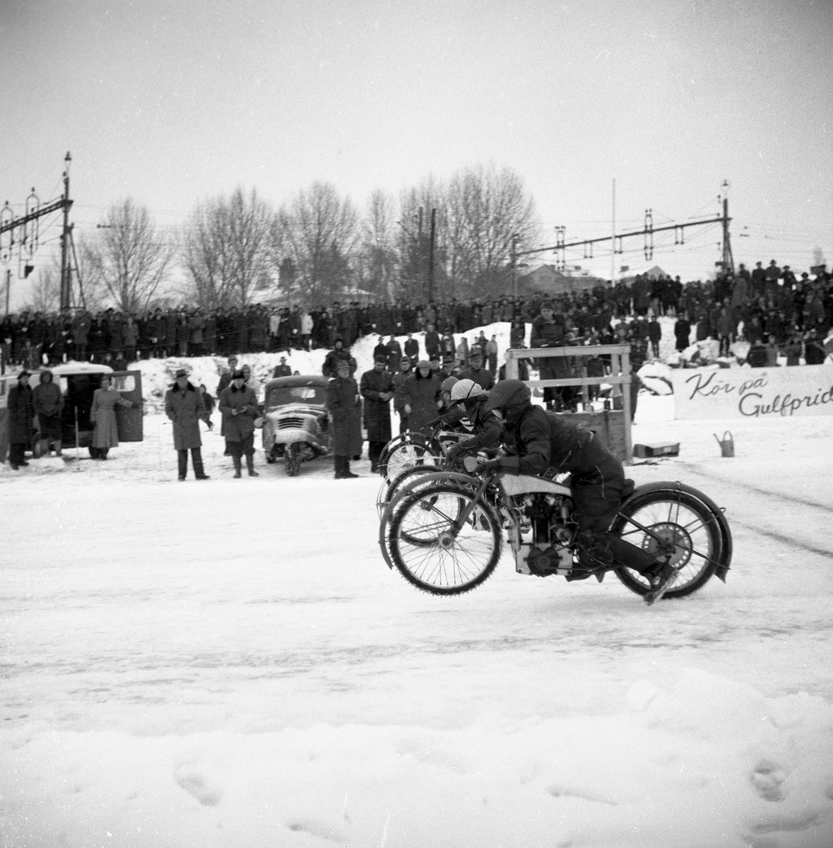Arvika Motorklubb arrangerar isracing p&aring; Kyrkviken den 1 februari 1953.