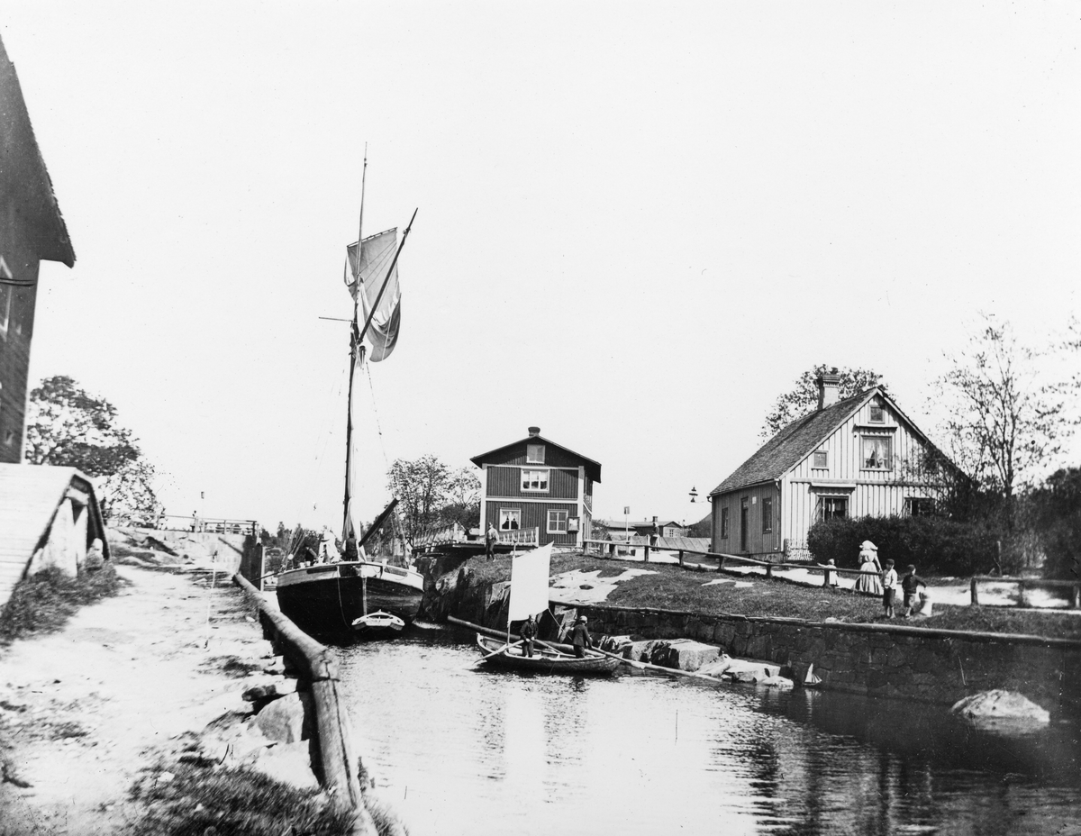 Skuta med råtopp passerar Säffle kanal. Fotot taget omkring 1905.