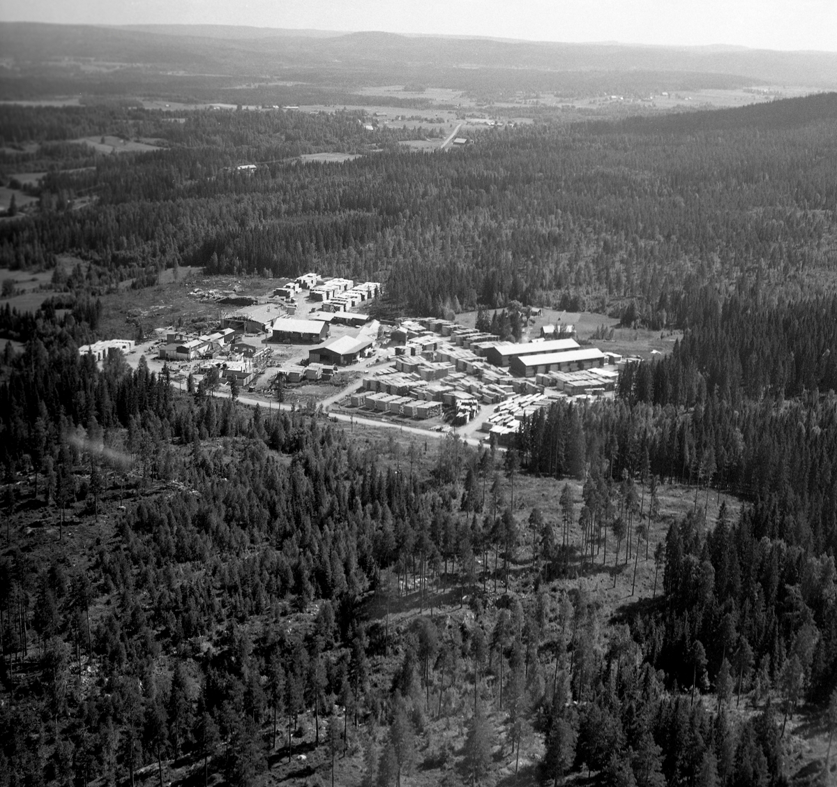 Flygvy över okänd plats i västra Värmland från den 30 maj 1972.