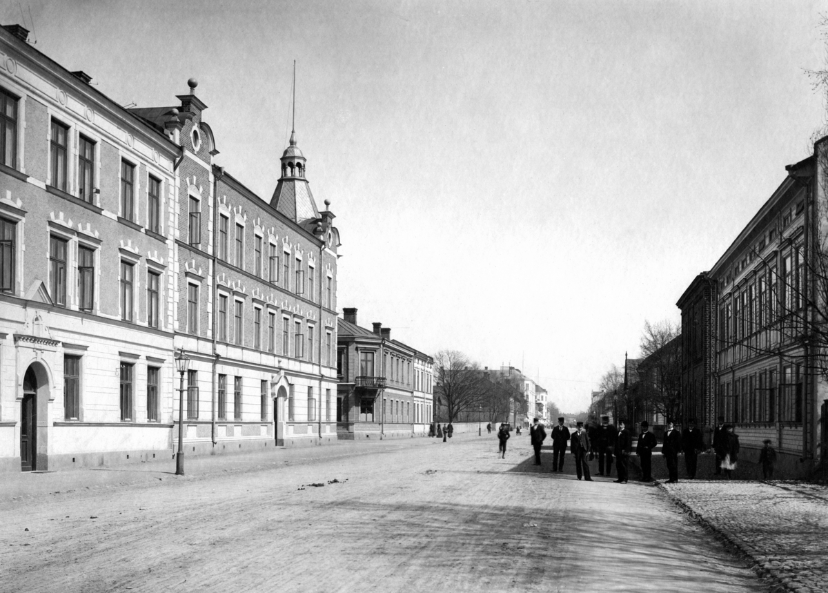 Drottninggatan österut i höjd med nuvarande busstationen på en bild från ca år 1905.