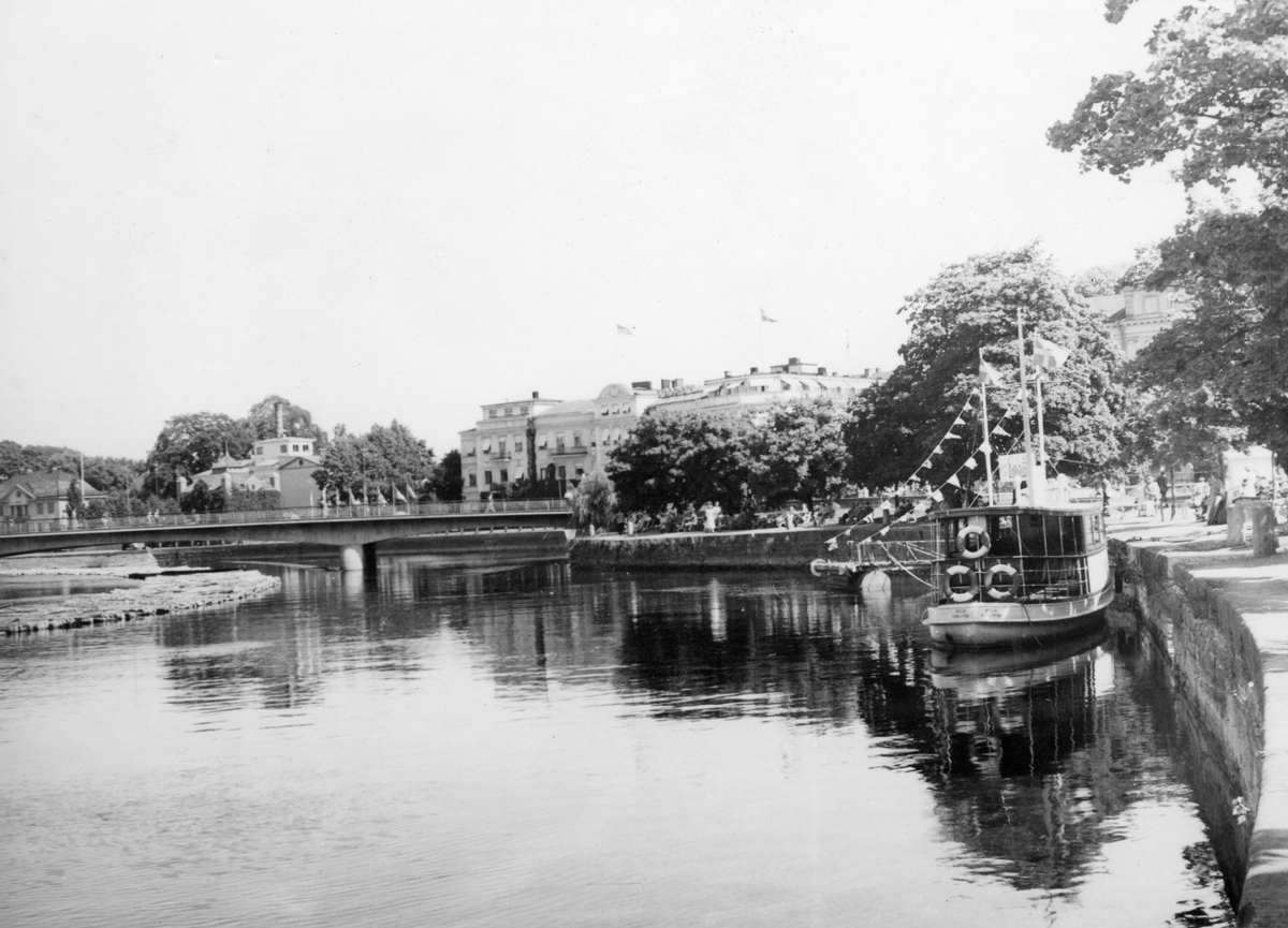 Kajen vid Älvgatan med stadens första Solabåt. Bilden tagen under andra hälften av 1940-talet.