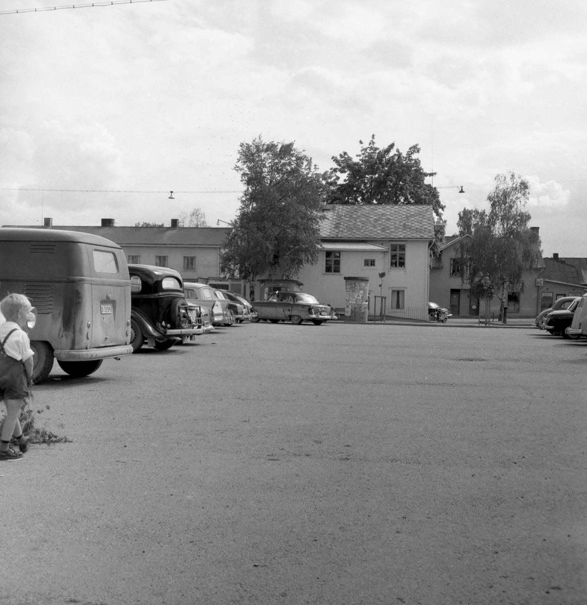 Någonstans i Värmland - från slutet av 1950-talet: Årjäng. Lämna gärna en kommentar om du vet något om bilden.