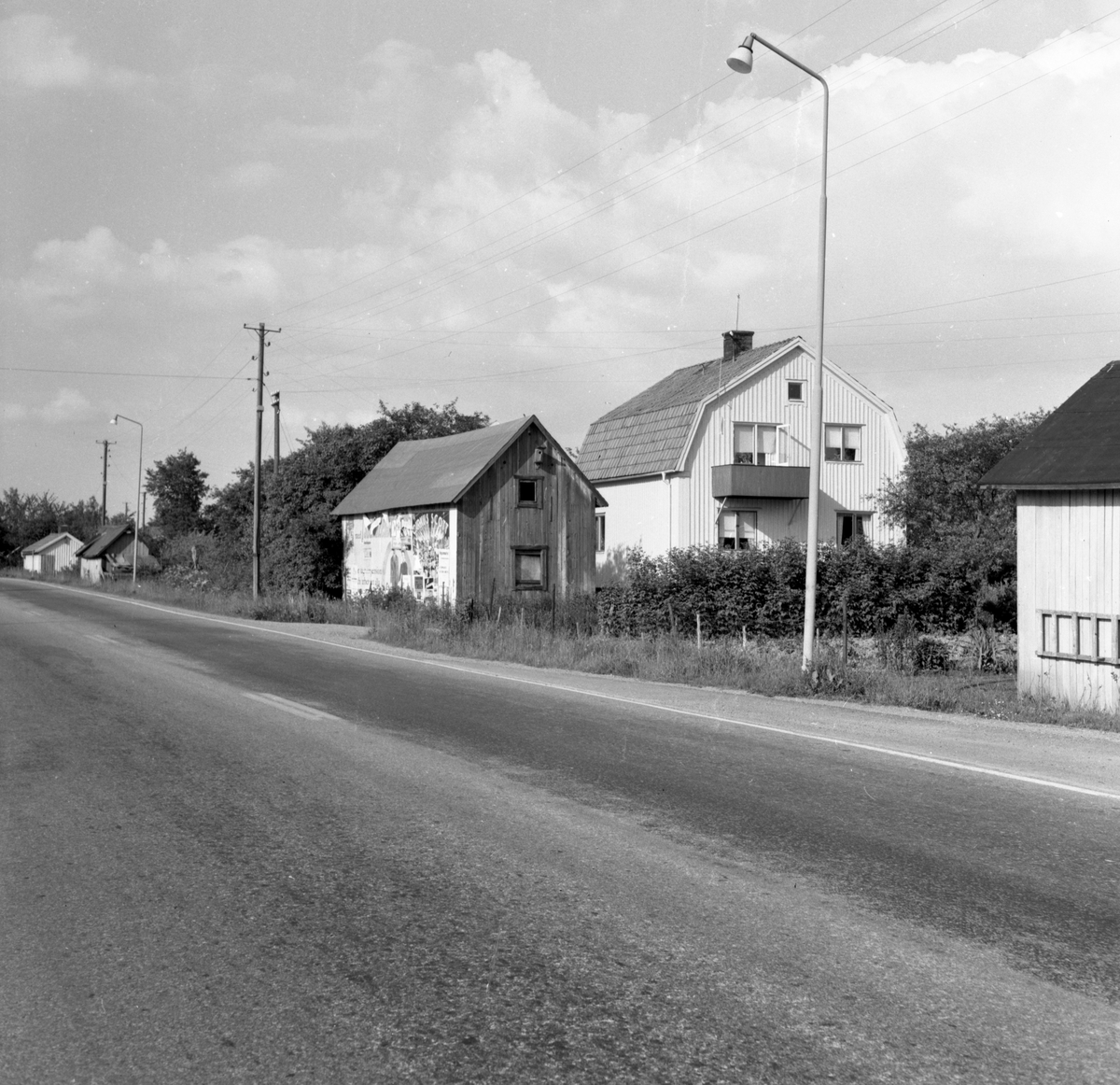 Någonstans i Värmland - från slutet av 1950-talet: Vålberg. 
Huset har idag Långgatan 80, Vålberg. Skjulet till höger, som bara halva syns är Långgatan 78.