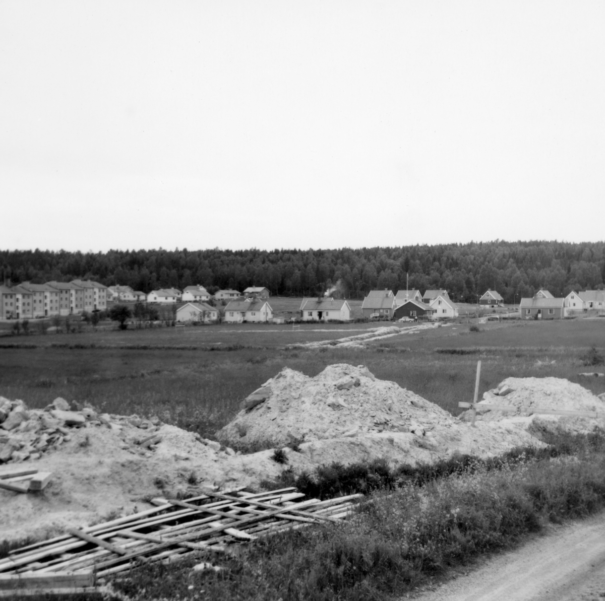 Någonstans i Värmland - från slutet av 1950-talet: Forshaga. Lämna gärna en kommentar om du vet något om bilden.