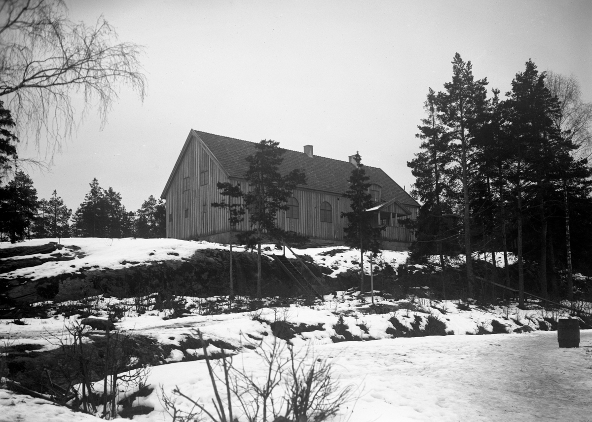 Byggnadsfirman Bröderna Wästlund uppför Missionskyrkan i Skoghall, här på en bild från december 1919.