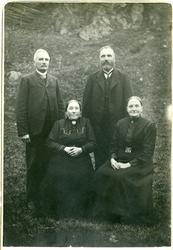 Portrett av Jacob Listrud med kona Dorthea samt Erlin Wold m