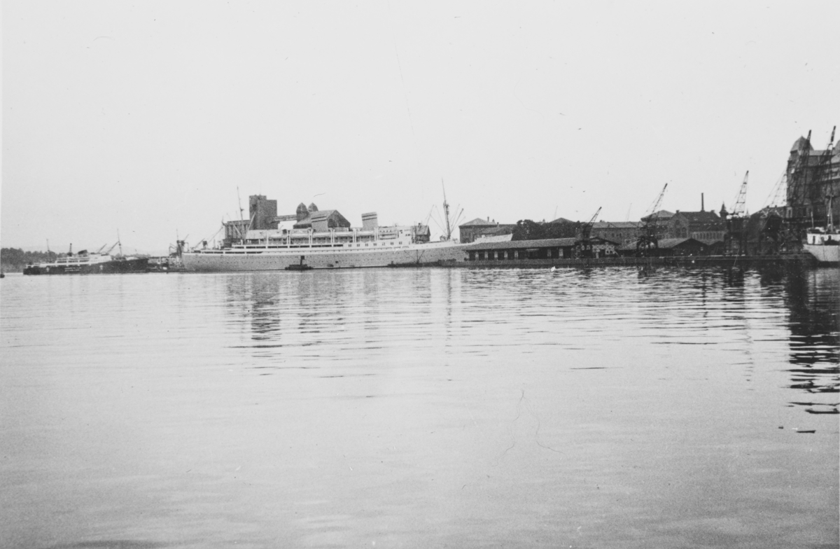 MS Oslofjord, Den norske Amerikalinjes passaskjerskip fra 1937. Billedtekst i albumet: "Oslofjord for siste gang?" Skipet gikk på en mine utenfor England og sank i desember 1940.