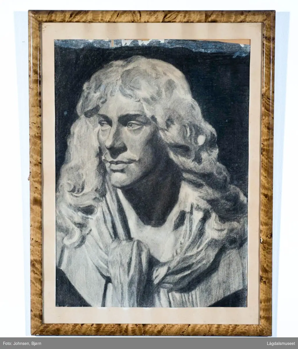 Portrett av mann med langt hår og skjerf.