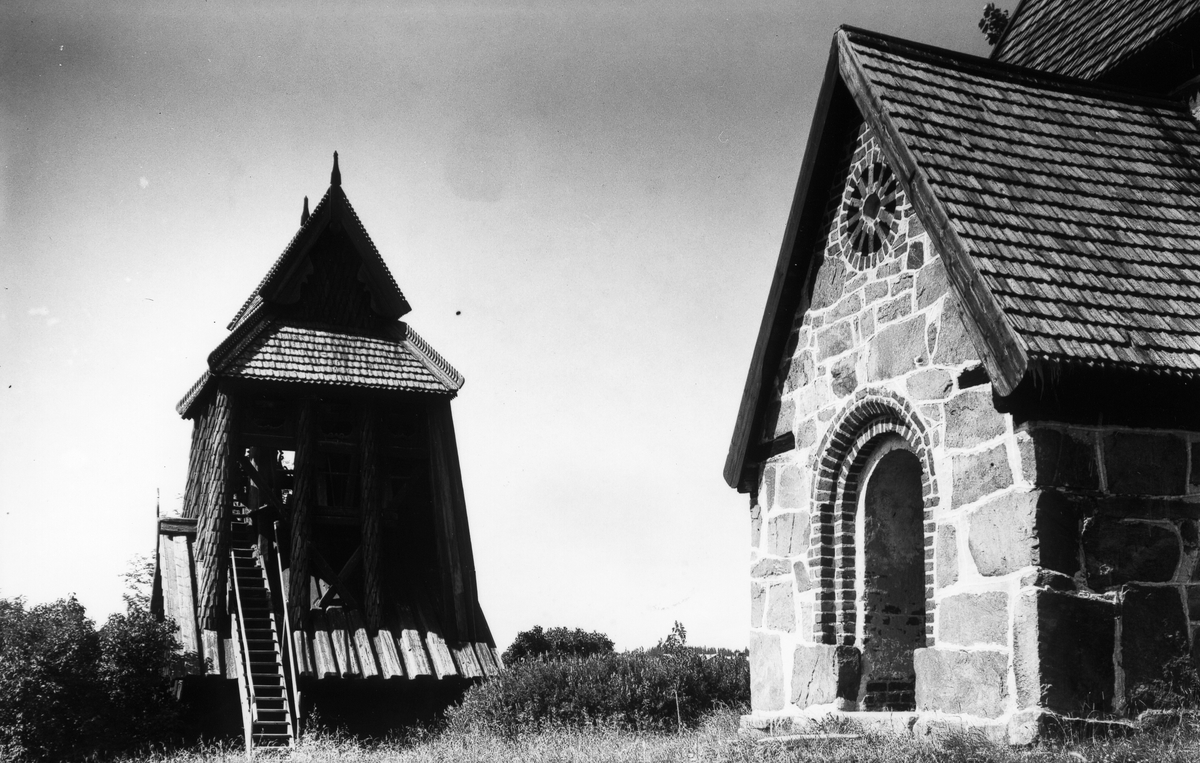 Klockstapel från 1600-talet vid Trönö kyrka.
