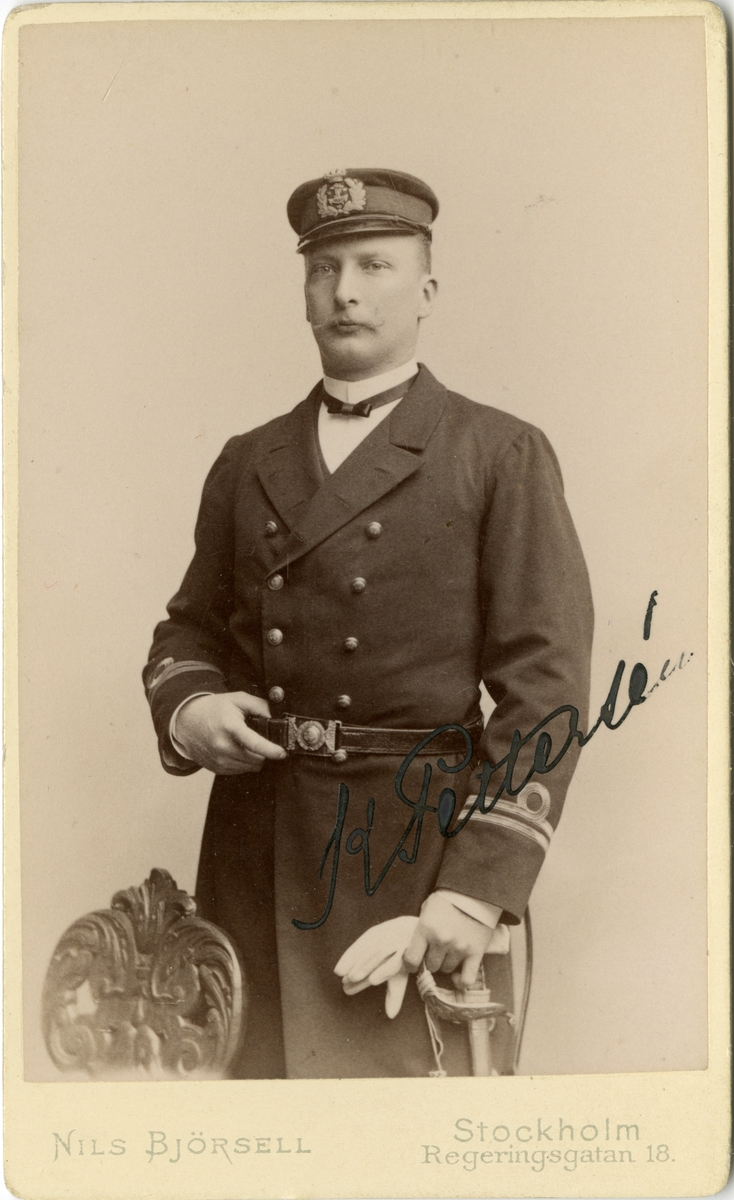Porträtt av Knut Hjalmar Alexis Pettersén, löjtnant vid Flottan.