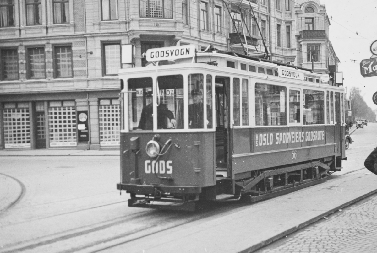Oslo Sporveiers godstrikk nr. 56. Oslo Sporveier opprettet godstrikkerute under okkupasjonen på grunn av knapphet på drivstoff. Bildet er tatt på Majorstuen 10. mai 1940, som var premieredagen for godstrikken.