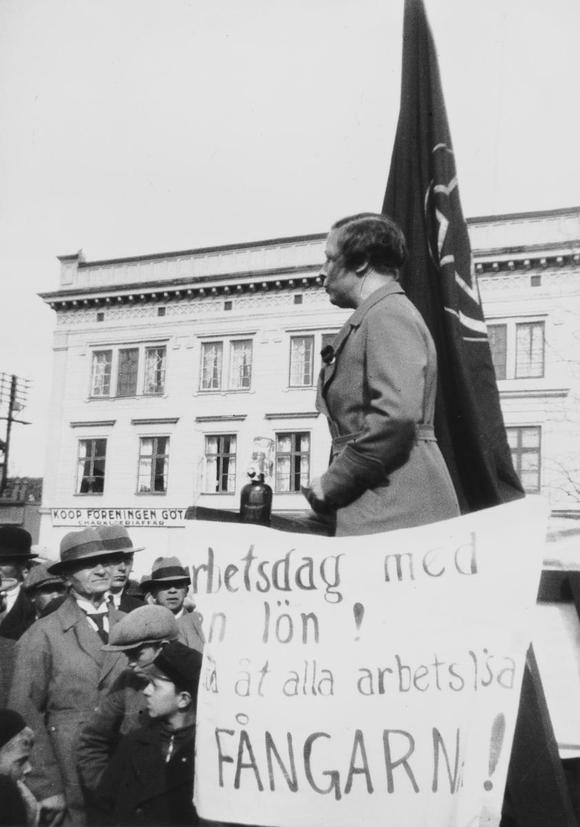 En arbetardemonstration med en Socialdemokratisk kvinna i talarstolen på Östra torget i Jönköping.