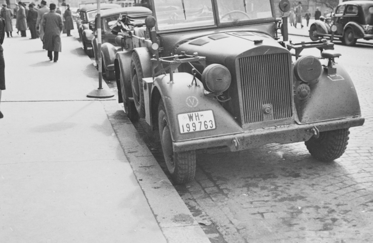 Tysk militærkjøretøy utenfor Grand hotell i Karl Johans gate i Oslo i mai 1940.