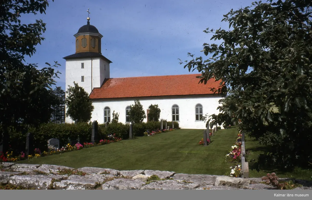 Stenåsa kyrka är en kyrkobyggnad i Växjö stift. Den är församlingskyrka i Hulterstad-Stenåsa församling.

När den nuvarande kyrkan i Stenåsa restaurerades 1956 påträffades rester av flera tidigare kyrkor under golvet. Den första kyrkan vars byggnadstid troligen var under 1000-talet var en träbyggnad. Denna ersattes under 1100-talet av en stenkyrka som byggdes i etapper med början av kor och absid i öster i anslutning till träkyrkans östra långhusgavel. Senare uppfördes ett nytt långhus av sten. Mitt i långhuset murades en kraftig pelare och på denna lät man västtornets östra mur vila. Vid 1200-talets mitt förlängdes kyrkan till dubbel längd med ett kor med rak östvägg .Koret var välvt med två kryssvalv. I koret fanns ett tredelat fönster med glasmålningar.

Under slutet av 1700-talet aktualiserades frågan om man skulle bygga om kyrkan eller bygga en helt ny. Kostnadsaspekten var allt annat än oväsentlig. Stenåsa var inte den enda församlingen där det tog tid innan slutligt beslut fattades. 1829 tog planen om ny kyrkobyggnad form. Arkitekt Samuel Enander vid Överintendentsämbetet gjorde upp ritningarna till en empirestils inspirerade kyrkobyggnad . Grundläggning ägde rum 1830 på den medeltida kyrkans plats. Kyrkbygget fullbordades 1831 av Petter Ekholm och Peter Isberg. Invigdes ägde rum 1838 och förrättades av kontraktsprost Pehr Dahlström.  Kyrkan som är byggd i kalksten består av ett långhus med rakslutande kor i öster samt sakristia i norr och torn i väster. Tornet avslutas av en åttakantig lanternin där kyrkklockorna har sin plats. Kyrkan har ingångar i väster och mitt på sydfasaden. Dörrarna blev kopparbeklädda 1956 .Interiören som är av salkyrkotyp präglas av trätunnvalvets rika dekormålningar som tillkom 1902.

(Uppgifterna är hämtade från WIkipedia)