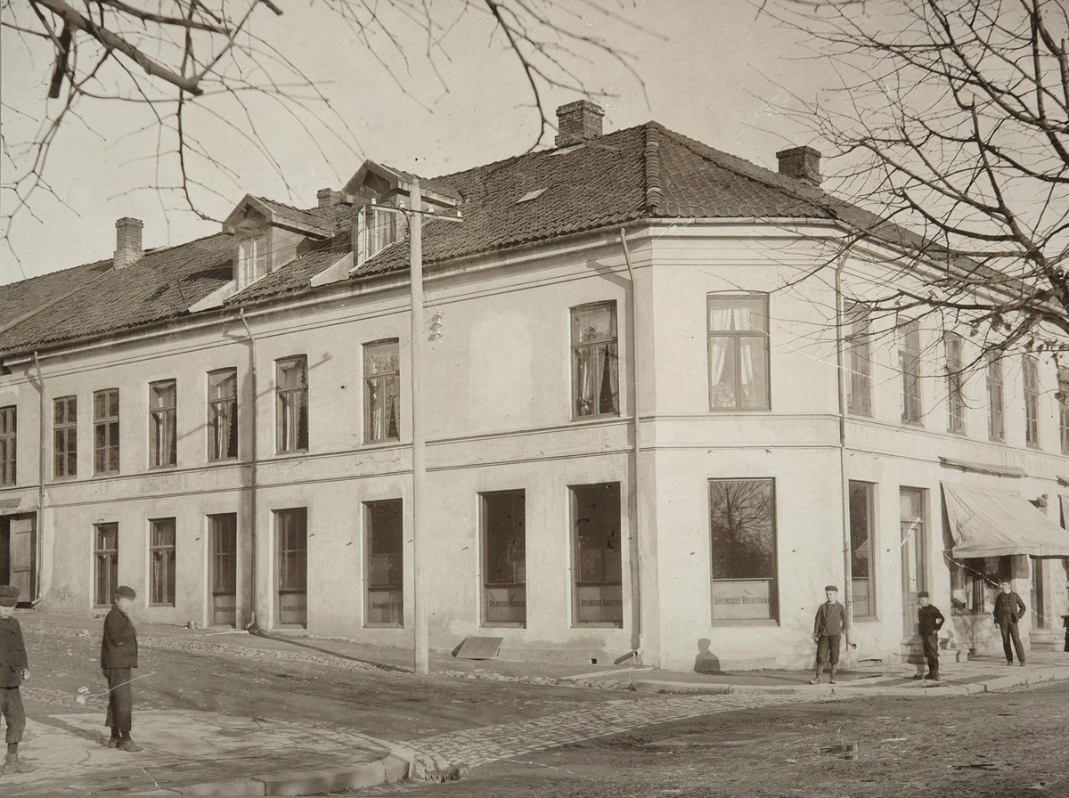 Oplandske Kreditbank, Strandgata 65, Hamar. Banken hadde sin lokaler her fra 1892-1913.