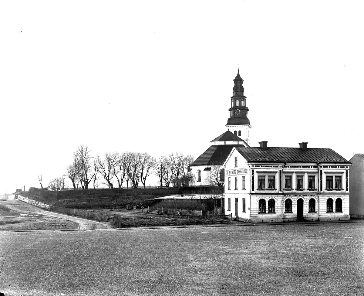 Kyrkan med gamla uppgången från L. Kyrkogatan, 1900-1903.