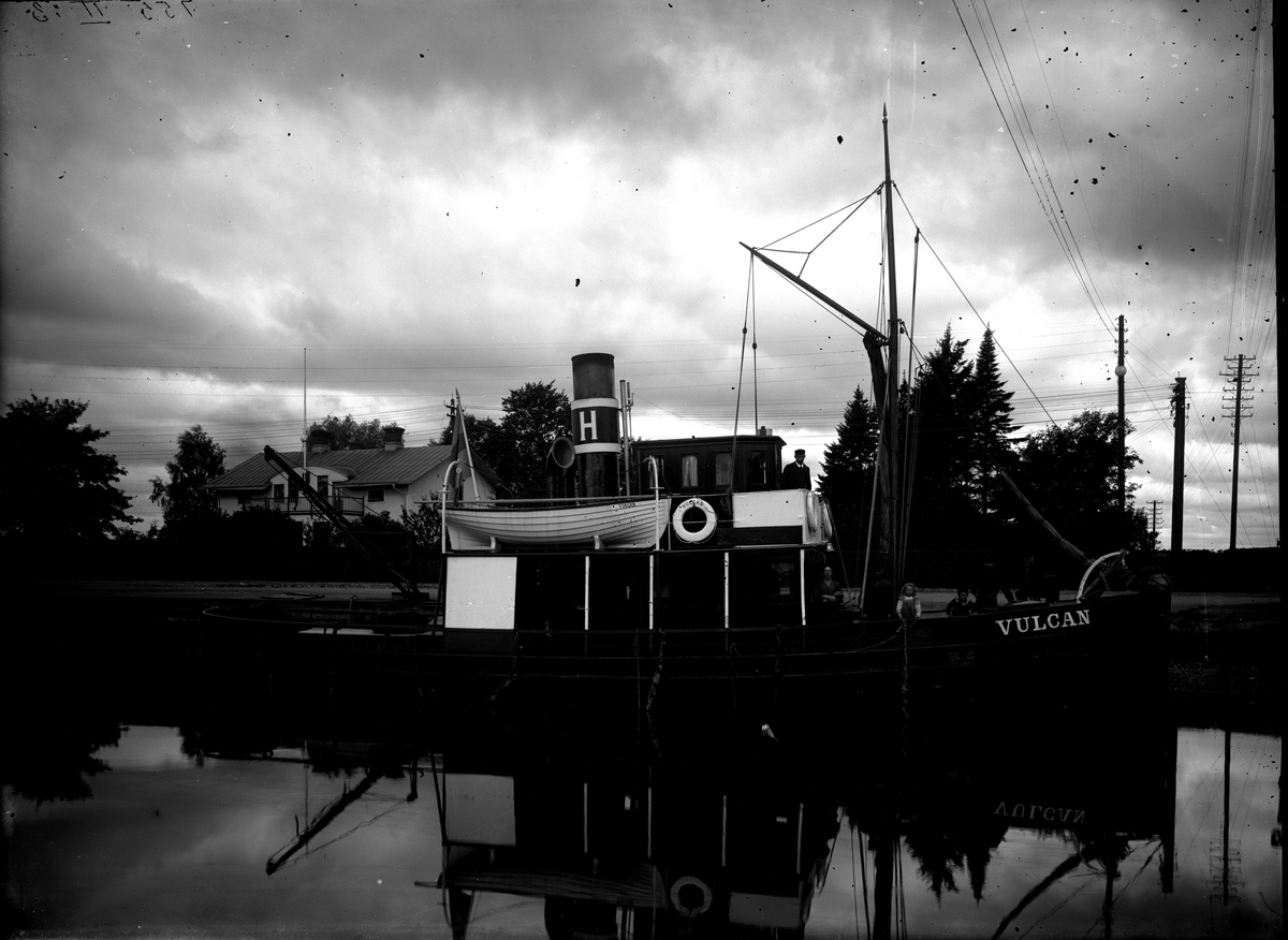 Fotografi av bogserbåten Vulcan, i Köpings inre hamn.