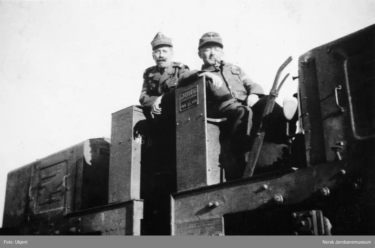To sammenkoblede Jung-anleggslokomotiver med tyske førere på det som ble Fauske stasjonsområde, like ved daværende Todt-leir