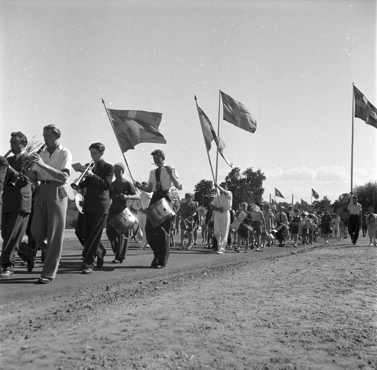 Gävleutställningen 1946 vid Gävletravet. Med fanor i täten mot utställningen

