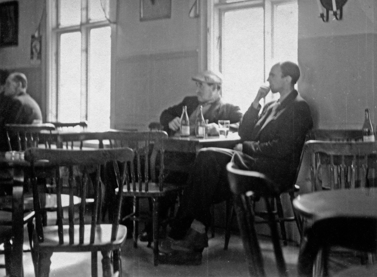 Två män sitter vid ett bord på ett ölkafé i Jönköping.