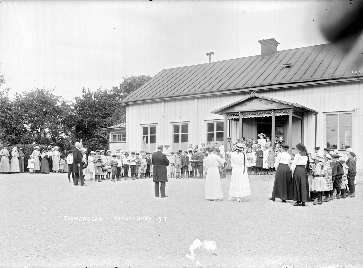Examensdag i Torstunaby, Torstuna socken, Uppland 1917