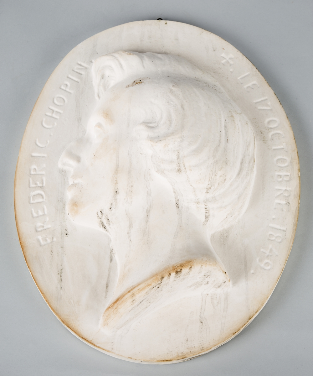 Oval plate. Relieff av F. Chopins hode i profil (venstre). Hvit gipsavstøpning.