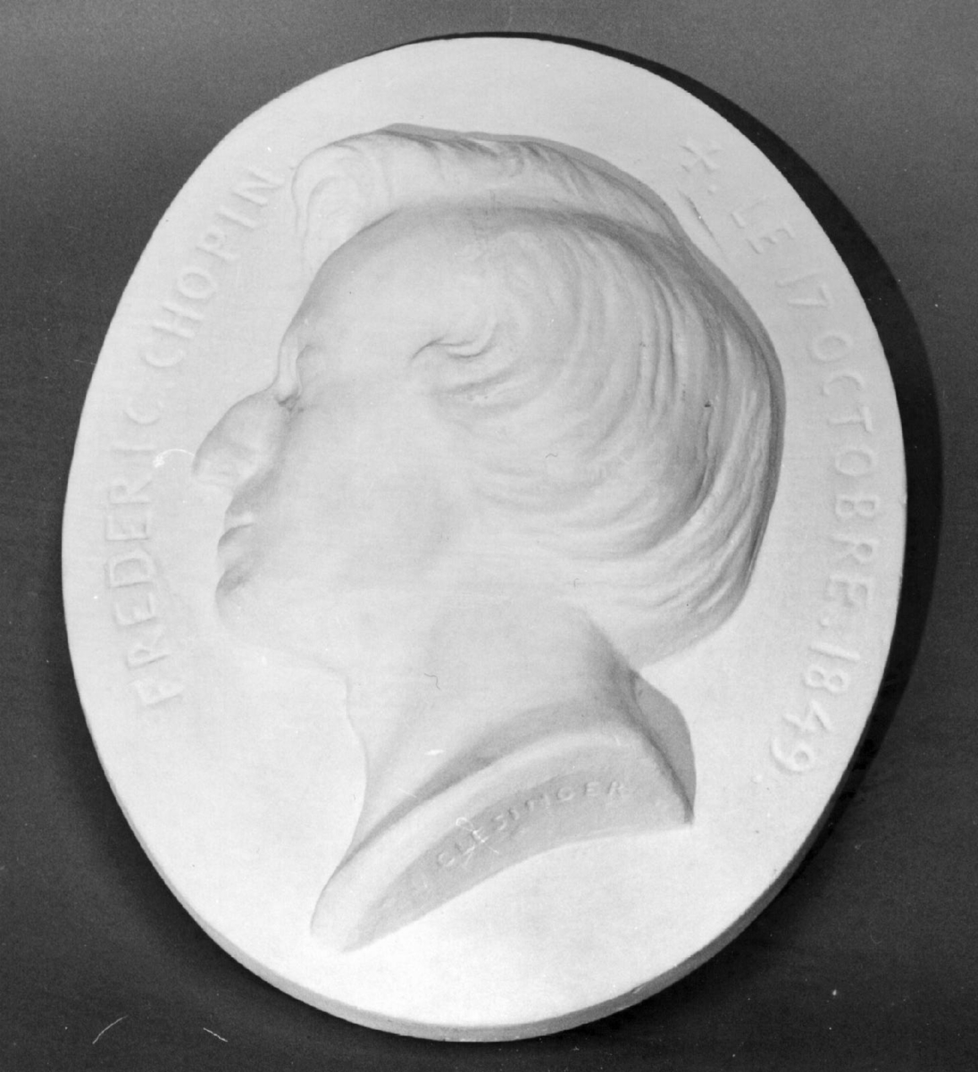 Oval plate. Relieff av F. Chopins hode i profil (venstre). Hvit gipsavstøpning.