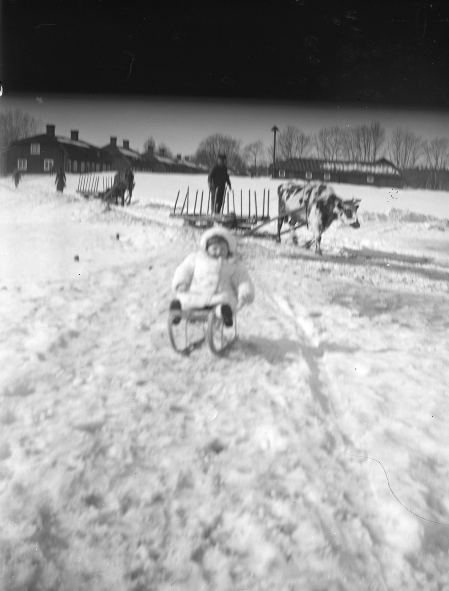 Vinter på Bruket. Tidsomfånget är 1900 - 1940